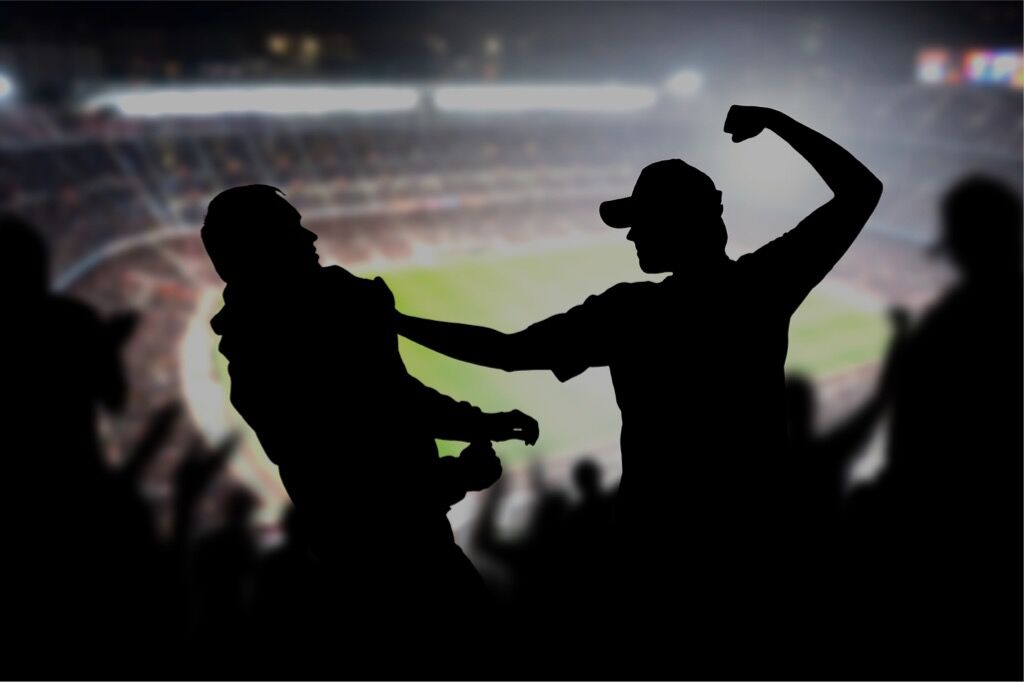 Mann bedroht anderen Mann in Stadion