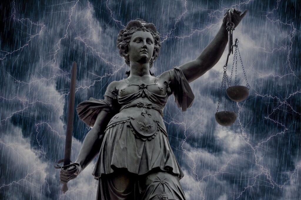 Justitia bei Unwetter