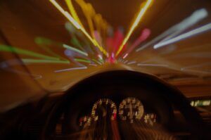 Cockpit von Auto bei hoher Geschwindigkeit