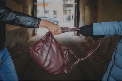 Mann versucht Frau die Handtasche wegzunehmen
